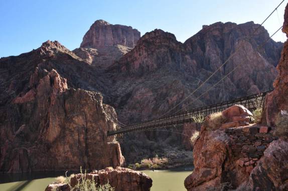 Ponte cruza o rio Colorado, no fundo do Grand Canyon, no Arizona, nos Estados Unidos